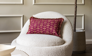 Ontdek welke sierkussens perfect passen bij je bouclé bank of fauteuil! Lees onze 5 tips voor een stijlvolle en gezellige zithoek.