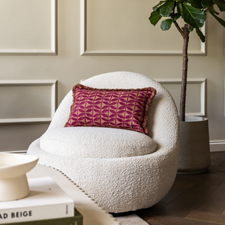 Ontdek welke sierkussens perfect passen bij je bouclé bank of fauteuil! Lees onze 5 tips voor een stijlvolle en gezellige zithoek.