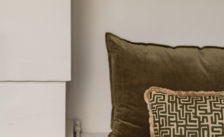 Welke kleur sierkussens op een grijze bank? Handige tips en voorbeelden!