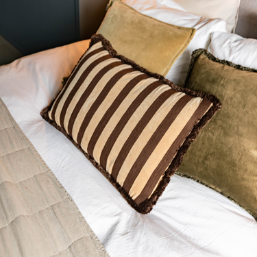 Kotabo sierkussen strepen met franjes – 40 x 60 cm – Chocolate chic
