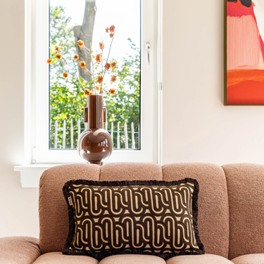 Kotabo sierkussen met swirl print en franjes – 30 x 50 cm – Chocolate Chic