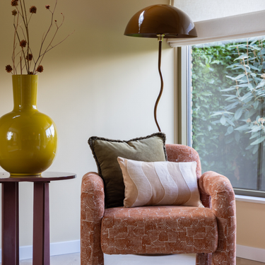 Kotabo sierkussen beige met verticale golvenprint – 30 x 50 cm – Bold Beige X White