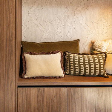 Kotabo decorative cushion solid beige with brown scalloped edge – 30 x 50 cm – Butter Beige & Chocolate Chic