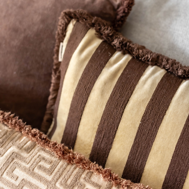 Kotabo sierkussen strepen met franjes – 40 x 60 cm – Chocolate chic