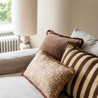 Kotabo sierkussen effen bruin met franjes – 45 x 45 cm – Chocolate Chic