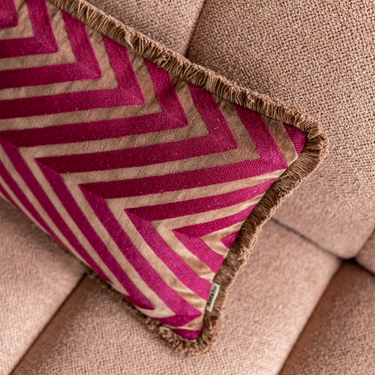 Kotabo sierkussen met chevron print en franjes – 30 x 50 cm – Blushed Berry