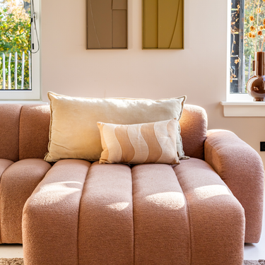 Kotabo sierkussen beige met verticale golvenprint – 30 x 50 cm – Bold Beige X White