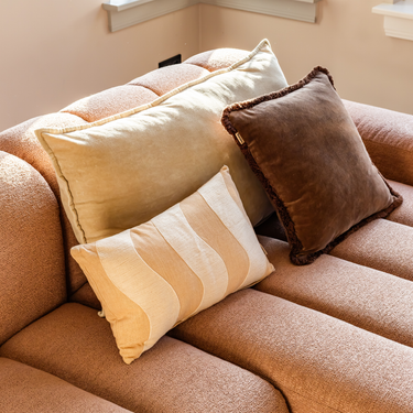 Kotabo sierkussen effen bruin met franjes – 45 x 45 cm – Chocolate Chic