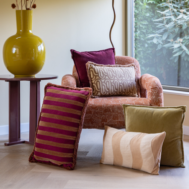 PRE-ORDER Kotabo sierkussen strepen met franjes – 40 x 60 cm – Blushed Berry