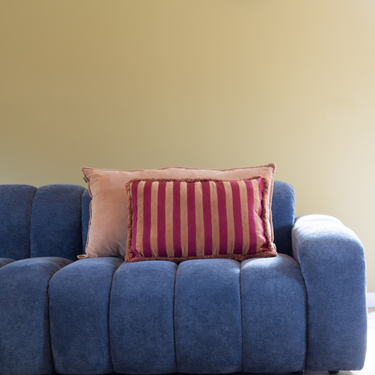 PRE-ORDER Kotabo sierkussen strepen met franjes – 40 x 60 cm – Blushed Berry