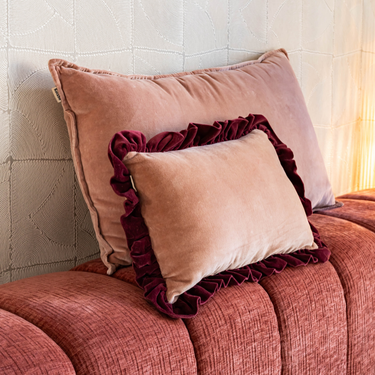 Cuscino decorativo Kotabo rosa tinta unita con bordo ondulato bordeaux – 30 x 50 cm – Pretty in Pink x Magical Mauve