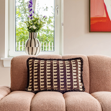 Kotabo sierkussen bruin met palissade print en franjes – 30 x 50 cm – Chocolate Chic & Butter Beige