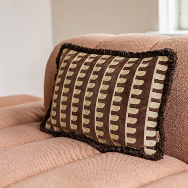Kotabo sierkussen bruin met palissade print en franjes – 30 x 50 cm – Chocolate Chic & Butter Beige