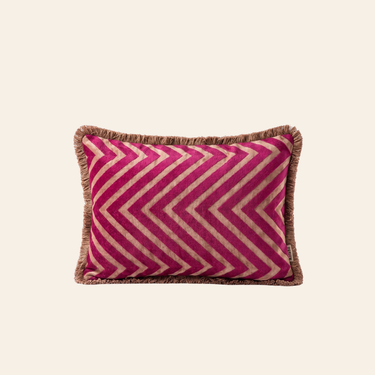 Kotabo pyntepude med chevron-mønster og frynser – 30 x 50 cm – Blushed Berry