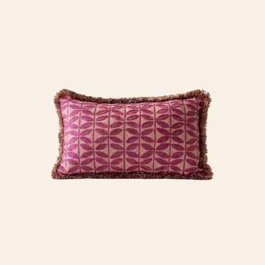 Kotabo sierkussen met butterfly print en franjes – 30 x 50 cm – Blushed berry